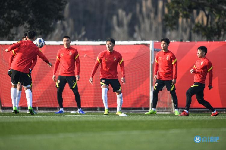 东体:国足此前的训练场地甚至能用“菜地”形容,因此提出更换